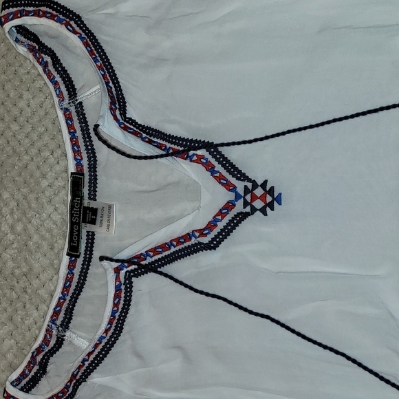 White boho blouse with embroidered details - Picture 2 of 4